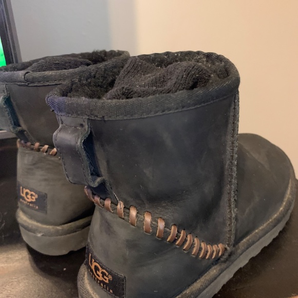 Black UGGs size 7 - Picture 2 of 3